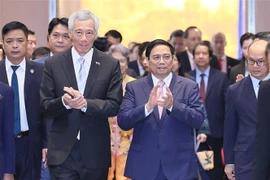 Premieres de Vietnam y Singapur asisten a conferencia de promoción de inversiones