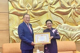 Conceden medalla conmemorativa de amistad al embajador de Kazajstán