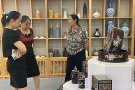 En capital de Vietnam exposición temática de artesanía y bellas artes