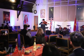 Concierto conecta a estudiantes vietnamitas y británicos