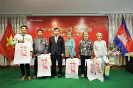 Embajada de Vietnam en Camboya obsequia regalos a hogares pobres 