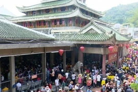 Templo vietnamita entre destinos turísticos espirituales destacados en región