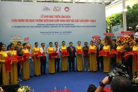 Efectúan exposición de libros sobre Presidente Ho Chi Minh y líderes del Partido y del Estado