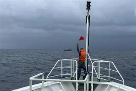 Remolcan a puerto seguro a barco pesquero en dificultades