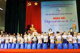 Programa especial dedicado a niños huérfanos en Hanoi 