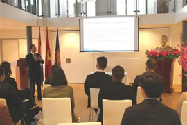 Presentan política exterior vietnamita a estudiantes extranjeros