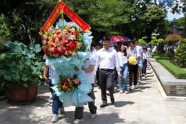 Jóvenes vietnamitas en ultramar rinden homenaje al Presidente Ho Chi Minh