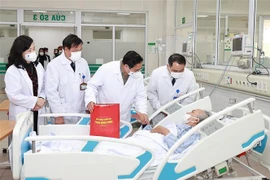 Premier vietnamita felicita al personal médico por Tet