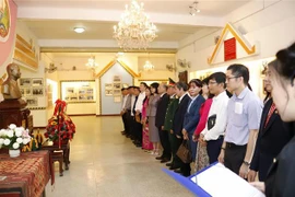 Vietnamitas en Laos rinden tributo a presidentes Kaysone Phomvihane y Souphanouvong