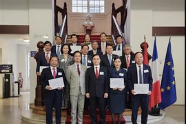 Delegación de Academia Nacional de Política Ho Chi Minh visita Francia