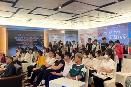 Estudiantes vietnamitas interesados en educación en Malasia