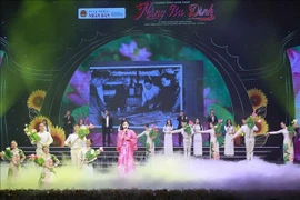 Presidente parlamentario asiste a especial programa artístico en Hanoi