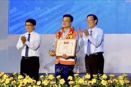 Presidente otorga la Orden de Valentía al jefe del equipo de rescate voluntario en Hanoi
