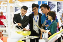 Nutrida participación en exposición internacional de industria farmacéutica