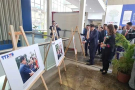 Dirigente vietnamita entrega el Premio Nacional de Información al Exterior a autores venezolanos