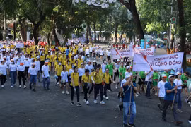 Miles personas caminan por víctimas vietnamitas del Agente Naranja