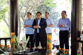 Primer ministro de Vietnam rinde homenaje a difuntos dirigentes del Gobierno