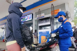 Precios de gasolina de Vietnam aumentan ligeramente