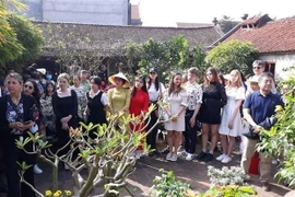Diplomáticos extranjeros y turistas exploran el Tet vietnamita en la aldea de Duong Lam