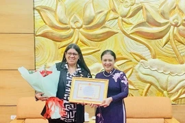 Entregan medalla conmemorativa de amistad a embajadora venezolana