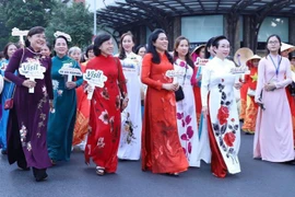 Más de tres mil personas participan en desfile de Ao Dai en Ciudad Ho Chi Minh 