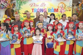 Celebran Festival del Medio Otoño para niños vietnamitas en Laos
