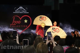 Túnica larga (Ao Dai) vietnamita capta atención de diseñadores británicos