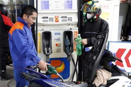 Disminuyen precios de gasolina en Vietnam