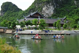 Vietnam busca medidas para resarcir escasez de personal en turismo