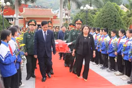 Entierran restos de un soldado voluntario vietnamita caído en Laos