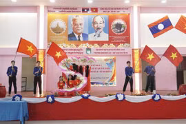 Honran a maestros en escuela bilingüe laosiana-vietnamita 