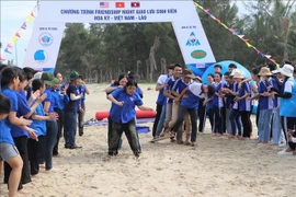 Estudiantes vietnamitas intercambian con amigos de Estados Unidos y Laos