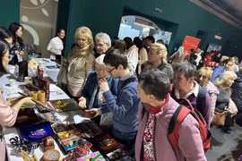 Vietnam participa en Feria Diplomática de Caridad en Hungría