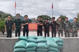 Entregan donación vietnamita a la guardia fronteriza de provincia laosiana