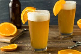 Turistas extranjeros degustan la cerveza artesanal vietnamita