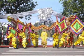 Emocionante carnaval de otoño de Hanoi en la calle peatonal del lago Hoan Kiem