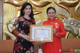 Embajadora búlgara recibe medalla de amistad de Vietnam