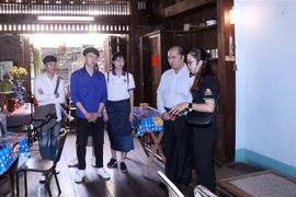Estudiantes de Laos y Camboya admiran heroica revolución de Vietnam