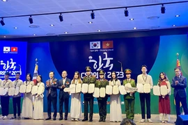 Empresas surcoreanas entregan becas a estudiantes vietnamitas