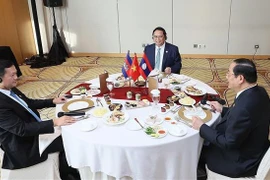 Premier vietnamita conversa con homólogos laosiano y camboyano