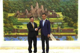 Vietnam y Camboya prometen facilitar comercio transfronterizo