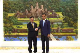 Vietnam y Camboya prometen facilitar comercio transfronterizo