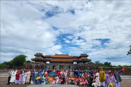 Jóvenes vietnamitas en el ultramar asisten a campamento veraniego