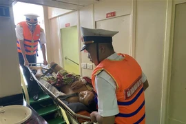Llevan a pescador accidentado en el mar de regreso a Truong Sa de manera oportuna 