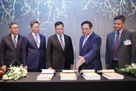 Premier vietnamita presenta libros de secretario general del PCV a su homólogo camboyano