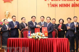 Localidades vietnamita y laosiana firman acuerdo de colaboración