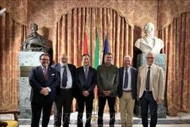 Vietnam busca fomentar cooperación económica marítima con la región italiana de Apulia