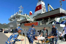 Marina vietnamita traslada a pescadores enfermos a parte continental
