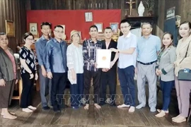 Consulado General de Vietnam en Laos honra a familias con méritos revolucionarios