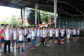 Nutrida participación en torneo de bádminton para vietnamitas en Laos